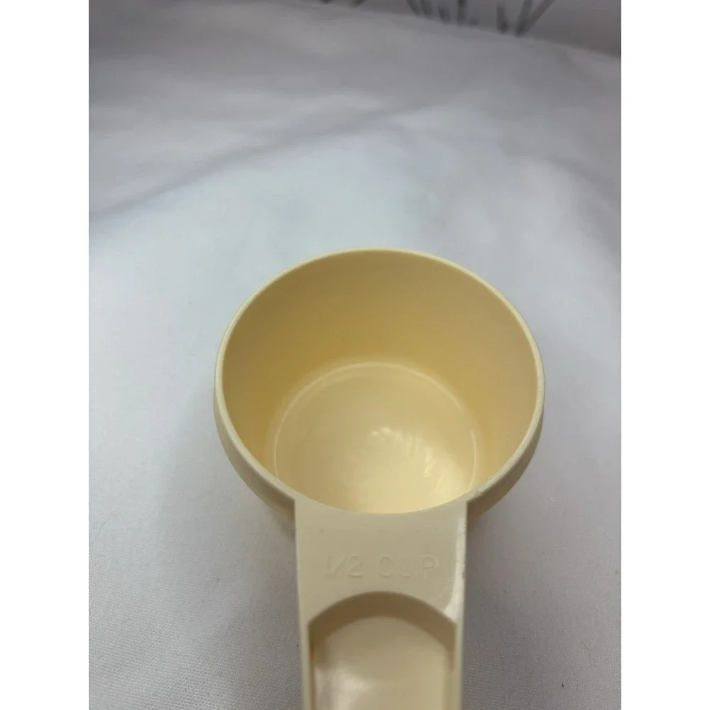 VTG‎ Tupperware Measuring Cup Set 3pc Beige Green Plastic 1/2 & 1/3 Cup w/ Scoop